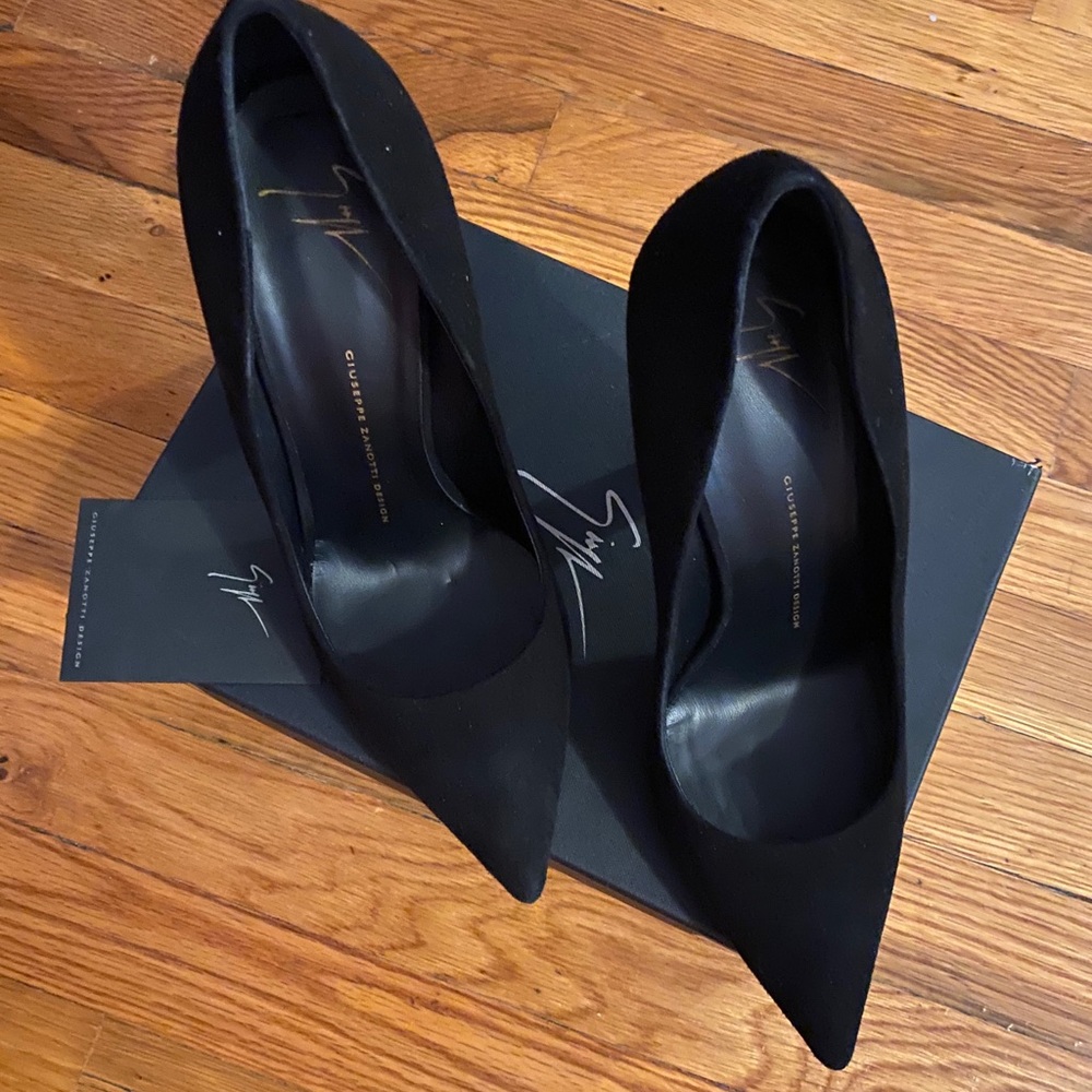 Giuseppe Zanotti black classic pumps never worn